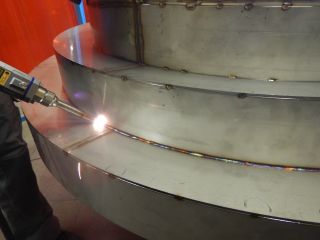 Schweißer beim Schweißen einer Baugruppe